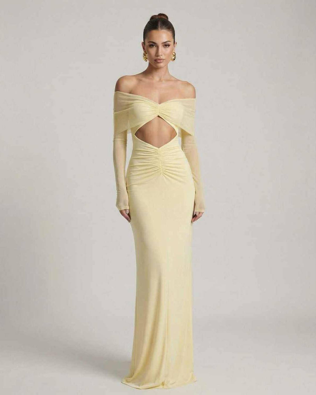 Vestido maxi amarillo de mujer con mangas de malla, ideal para fiesta o evento elegante.