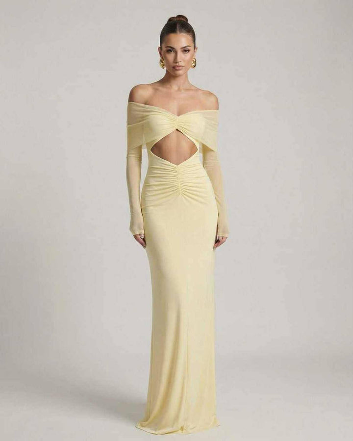 Vestido maxi amarillo de mujer con mangas de malla, ideal para fiesta o evento elegante.
