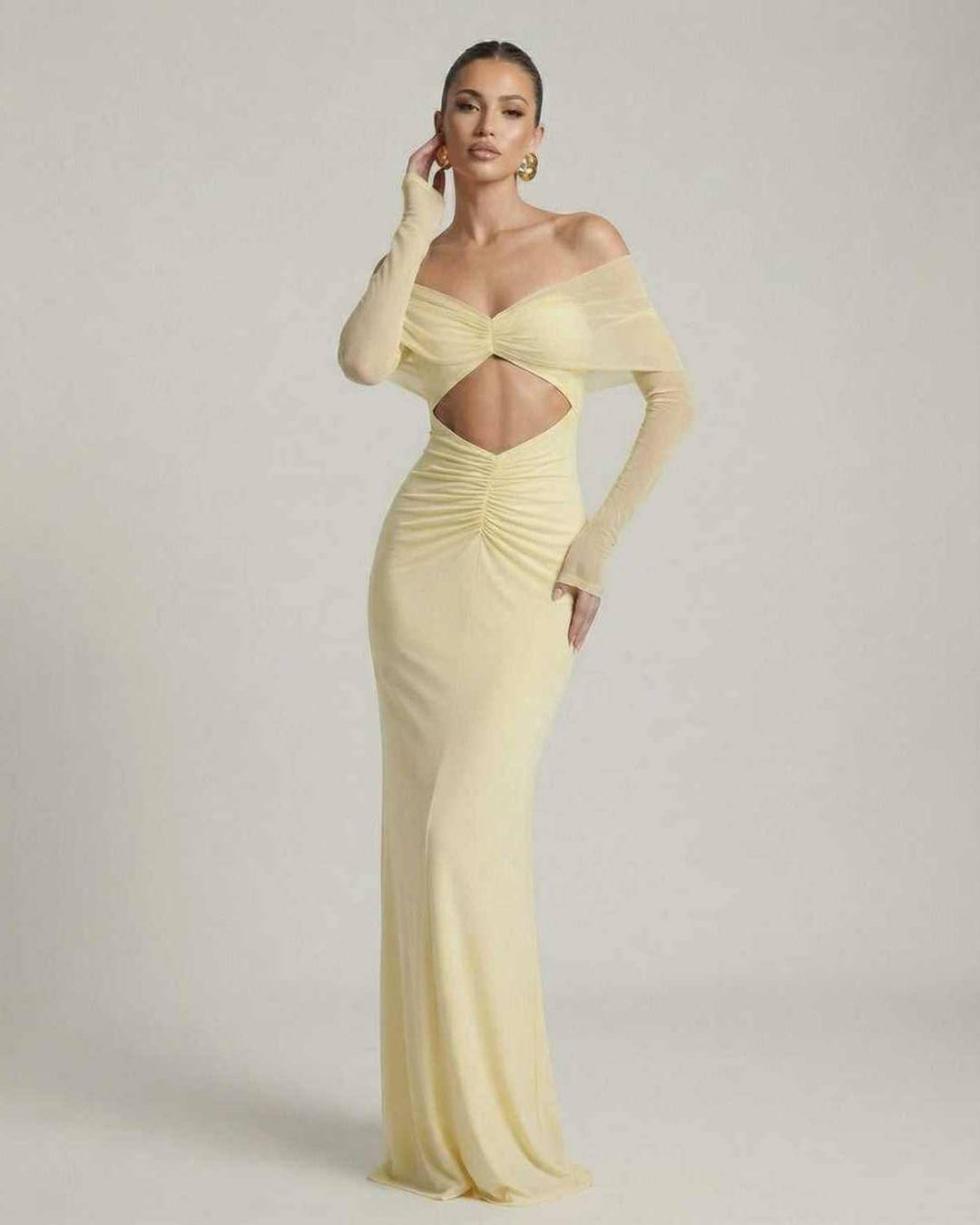 Vestido maxi fruncido amarillo con delicadas mangas de malla. Un look casual chic o de evento.