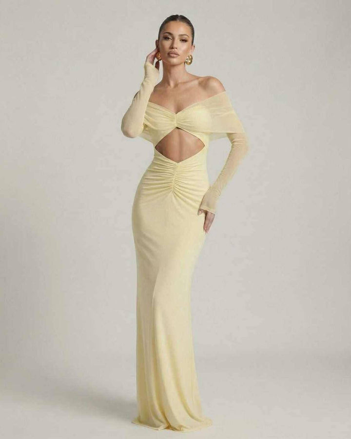 Vestido maxi fruncido amarillo con delicadas mangas de malla. Un look casual chic o de evento.