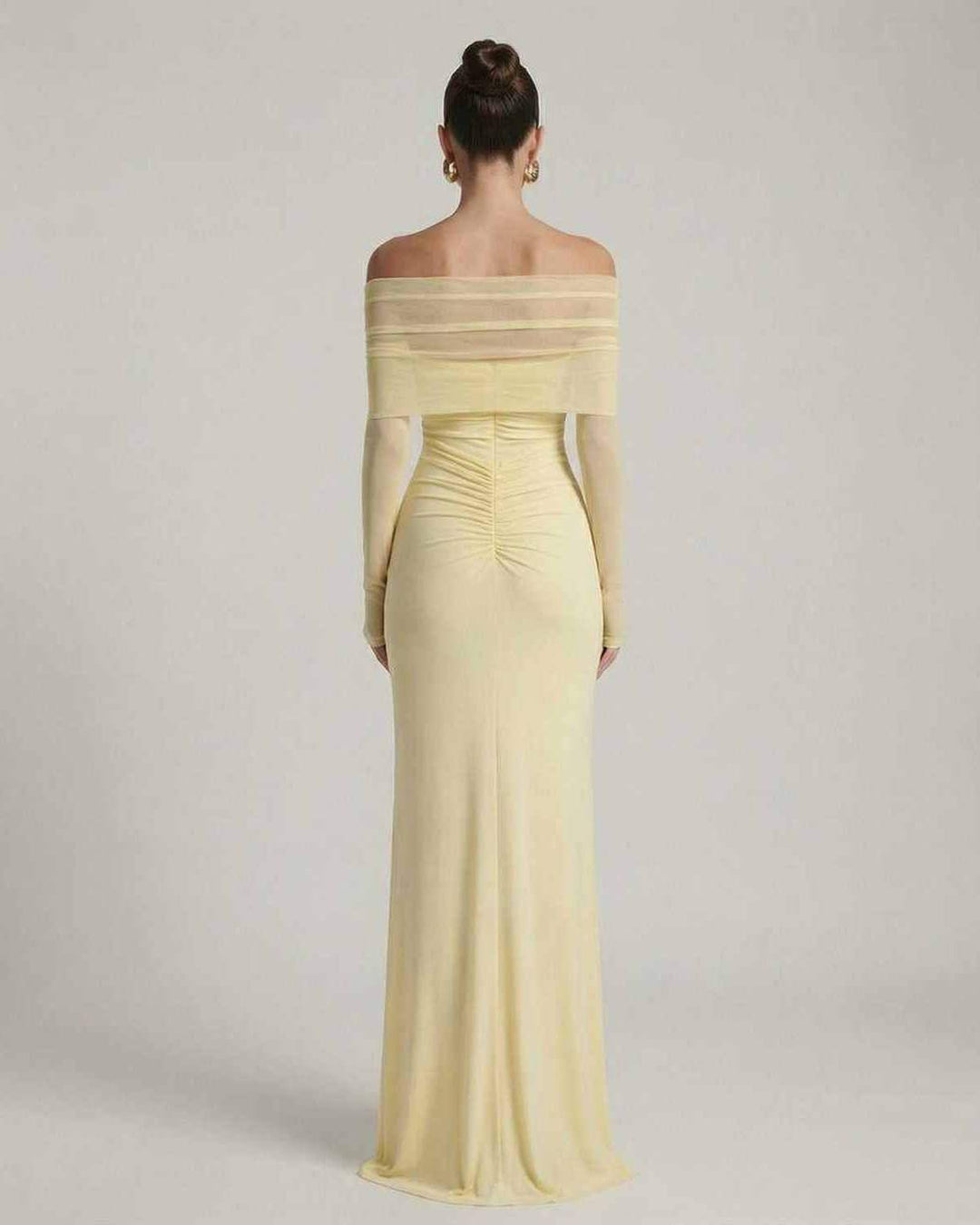 Vestido largo amarillo con mangas de malla transparentes, perfecto para bodas o graduaciones.