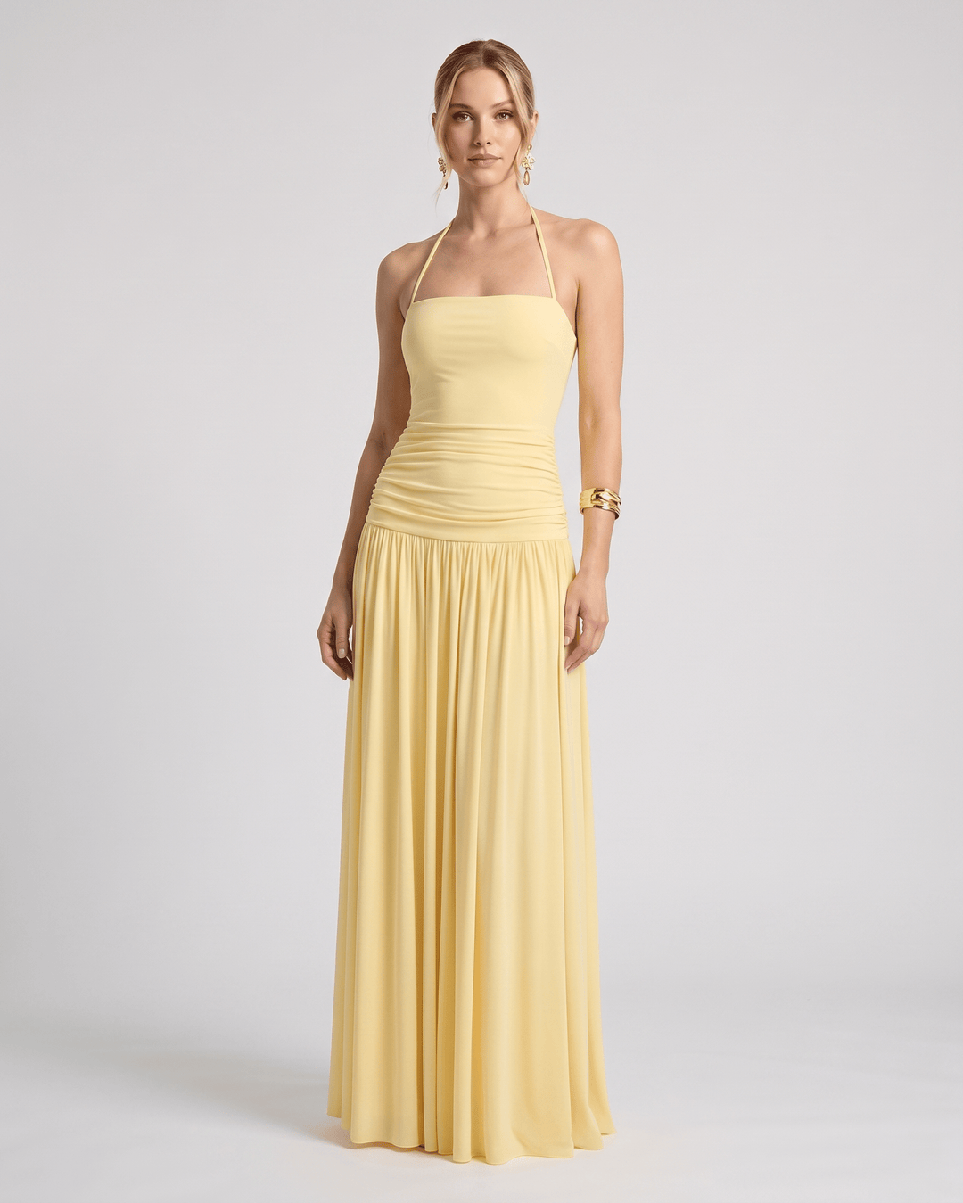 Vestido maxi fluido para mujer, estilo halter. Ideal para movimientos elegantes en fiestas.