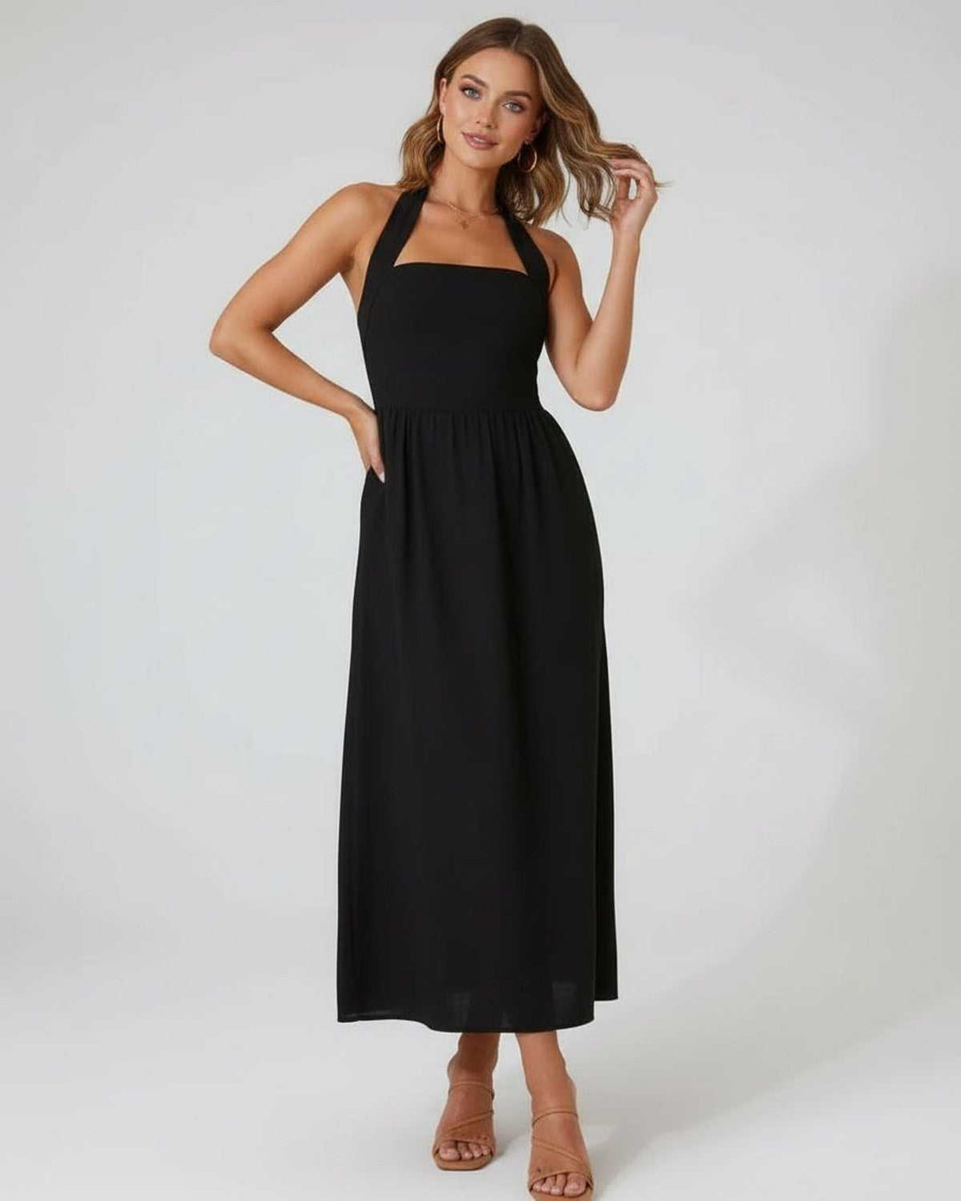 Vestido midi negro halter con silueta A-line, fluido y cómodo, ideal para un estilo veraniego.