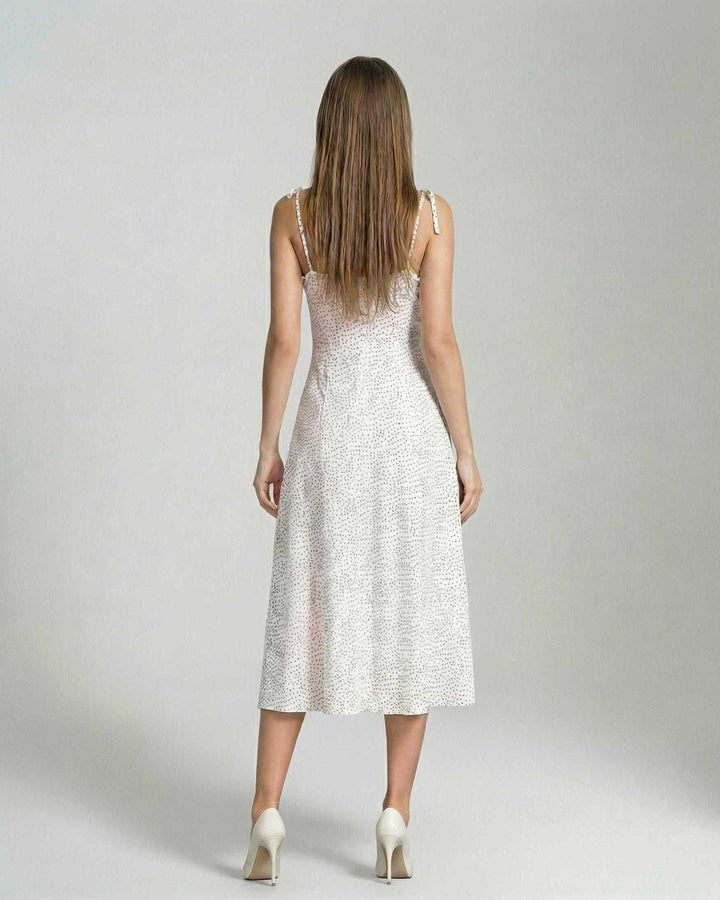 Vestido de verano midi con lunares, estilo A-line para mujer. Ideal para ocasiones especiales o casual chic. Moda femenina.