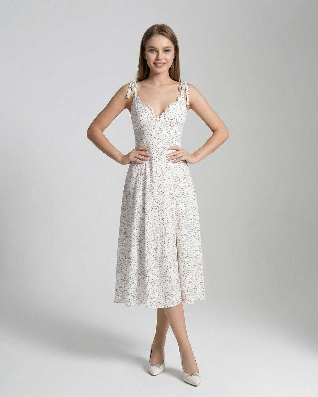 Vestido midi blanco con lunares, estilo A-line clásico. Vestido de verano sin mangas para mujer, elegante y versátil.