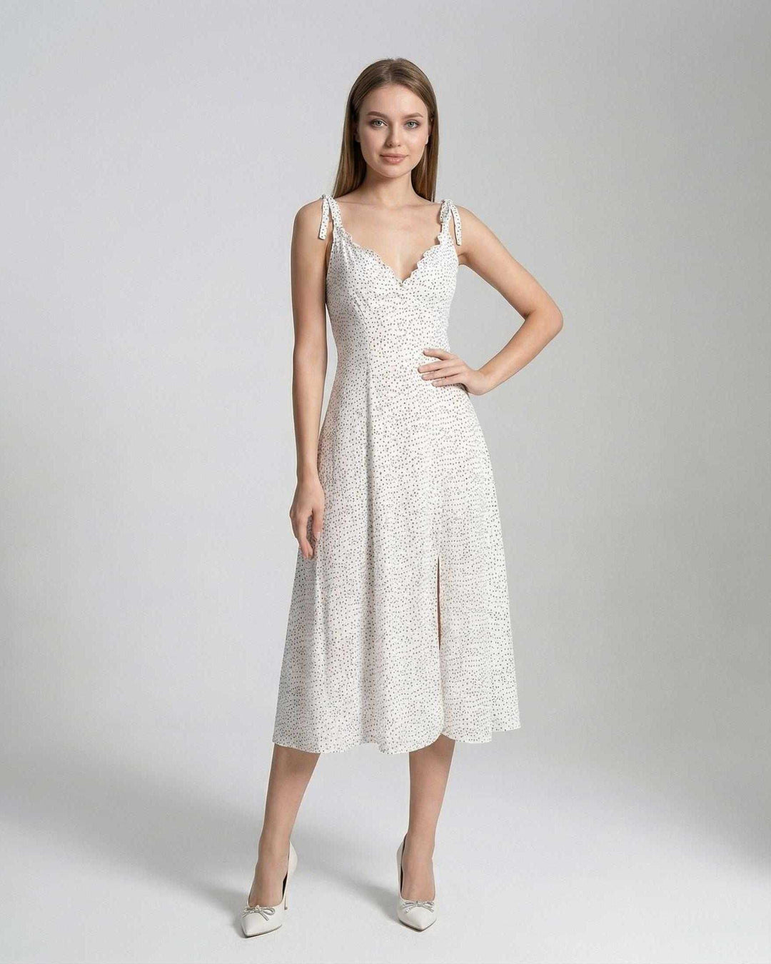 Vestido midi Elara blanco A-line con lunares negros para mujer. Diseño elegante y sin mangas, perfecto para verano.