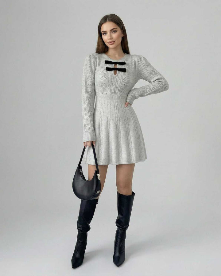 Elegante vestido mini Elara blanco para mujer. Lazo distintivo, manga larga, escote redondo. Moda versátil.