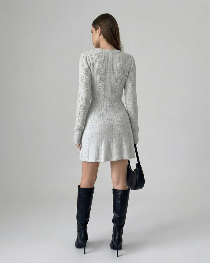 Vestido mini blanco de mujer con manga larga, escote redondo y lazo frontal. Moda versátil y sofisticada.