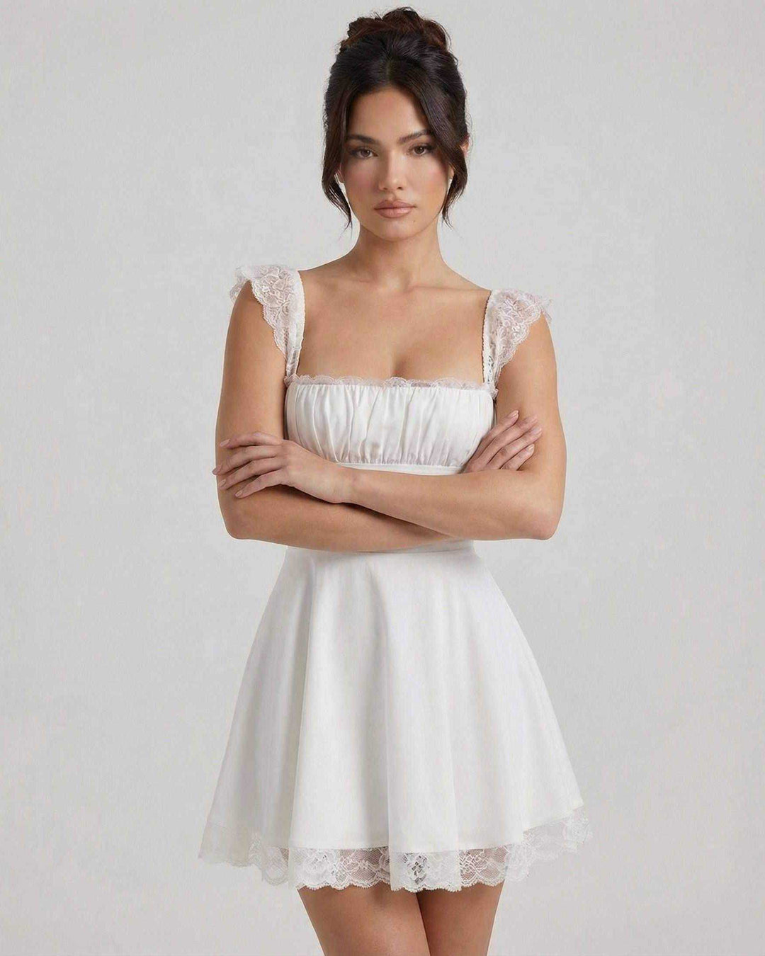 Elegante vestido corto blanco con silueta A-line, corsé y espalda con cordones, estilo romántico vintage.