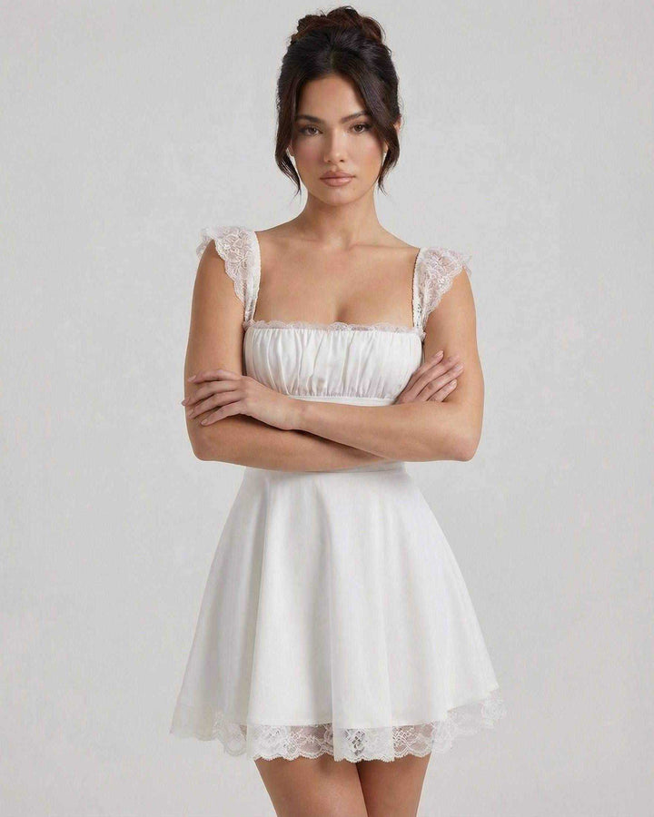 Elegante vestido corto blanco con silueta A-line, corsé y espalda con cordones, estilo romántico vintage.