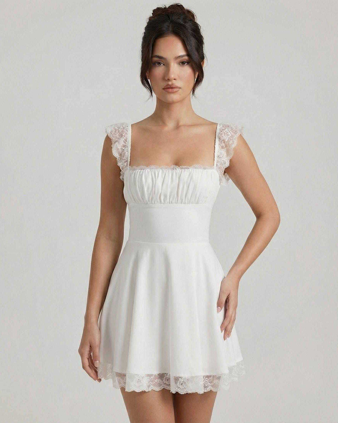 Vestido mini blanco con corsé, escote cuadrado y espalda de cordones, perfecto para un look romántico y elegante.
