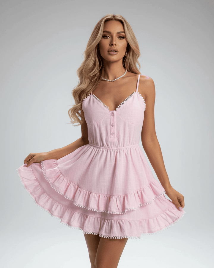 Vestido mini Elara rosa con volantes y encaje, perfecto para mujer en verano. Estilo romántico y femenino.
