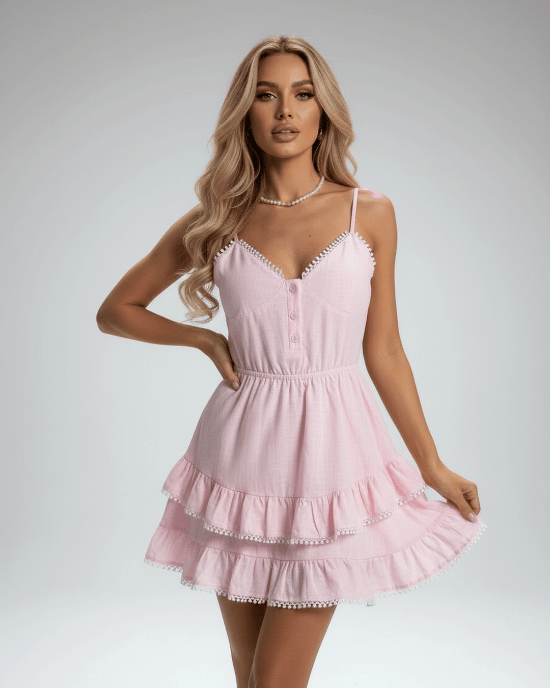 Vestido mini Elara de encaje rosa para mujer, ideal para fiesta o cóctel. Diseño elegante con volantes.
