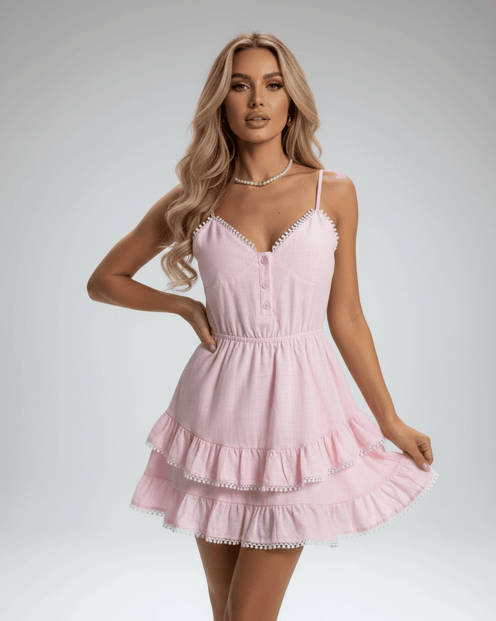 Vestido mini Elara de encaje rosa para mujer, ideal para fiesta o cóctel. Diseño elegante con volantes.