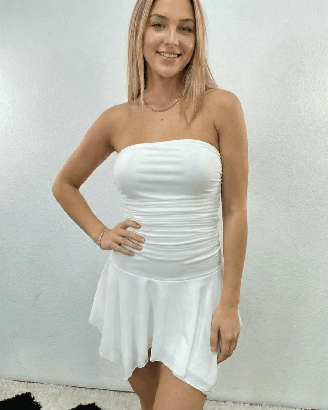 Vestido mini Elara blanco sin tirantes para mujer, ideal para verano y fiestas.