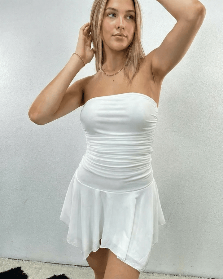 Vestido mini blanco Elara, diseño sin tirantes, fluido y chic para fiestas de verano.