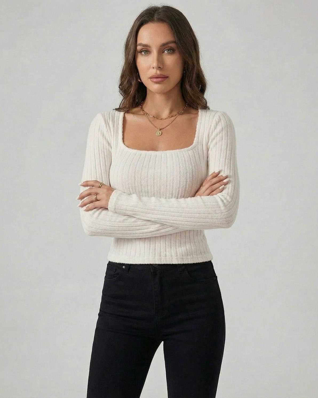 Pullover blanco de mujer con escote cuadrado y manga larga. Diseño moderno y elegante, perfecto para oficina o looks chic.