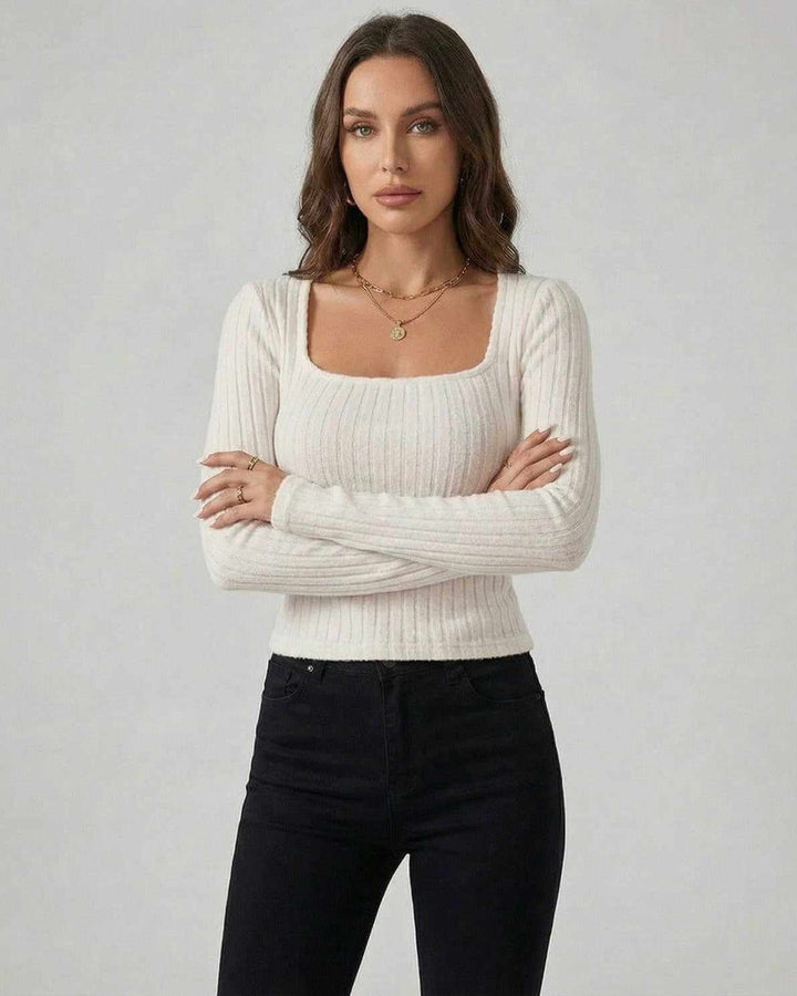 Pullover blanco de mujer con escote cuadrado y manga larga. Diseño moderno y elegante, perfecto para oficina o looks chic.