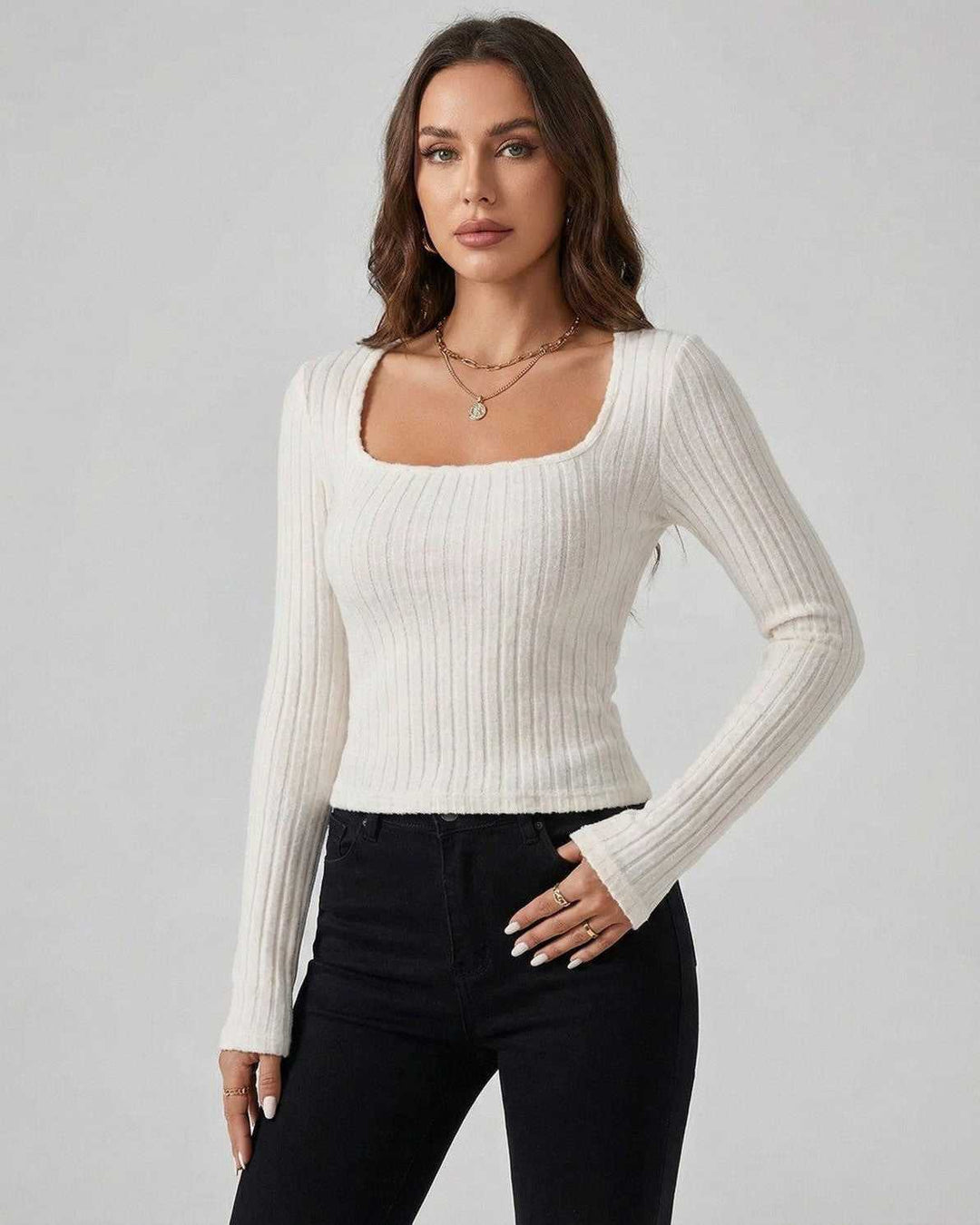 Suéter blanco de mujer con manga larga, ideal para confort diario. Estilo casual y versátil para invierno u otoño.