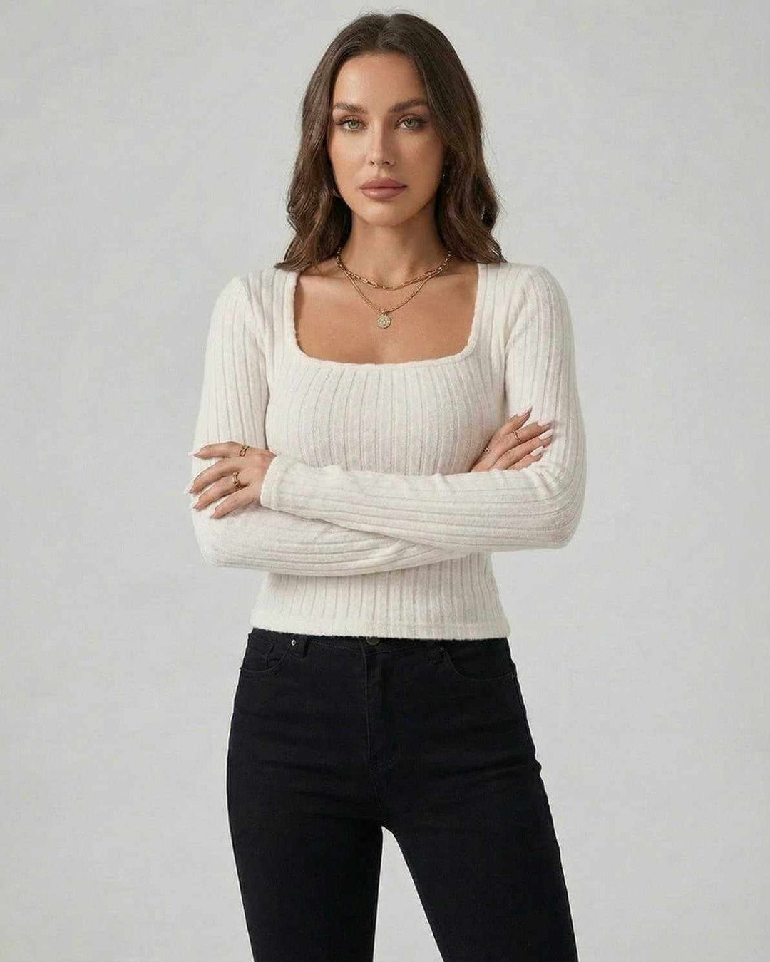 Suéter blanco de mujer, tejido suave con manga larga. Prenda chic y acogedora, perfecta para looks de invierno y otoño.
