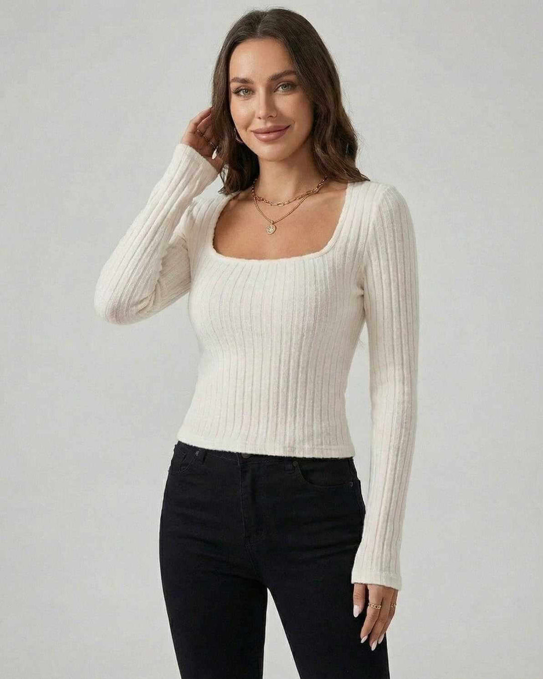 Suéter blanco de mujer con manga larga, elegante y moderno. Ideal para la oficina o un estilo chic de otoño/invierno.