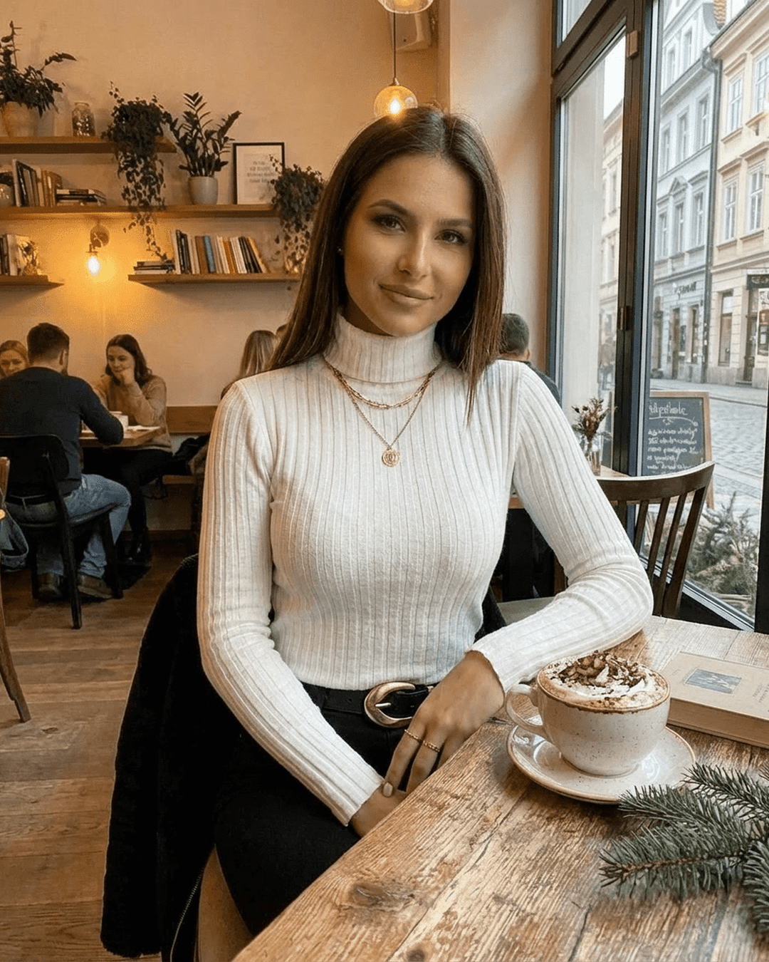 Suéter elegante de mujer blanco, cuello alto acanalado. Comodidad invernal, perfecto para looks casuales.