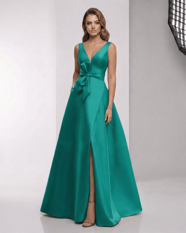 Vestido maxi Elaria blanco para mujer, corte A, escote V, con abertura y lazo. Elegante para fiesta.