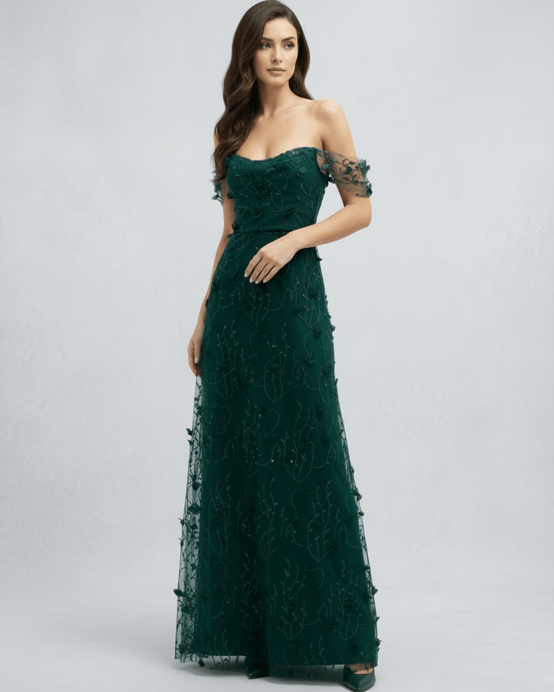 Vestido largo verde oscuro con escote bardot y mangas descubiertas, muy elegante para fiesta, cena o evento femenino.