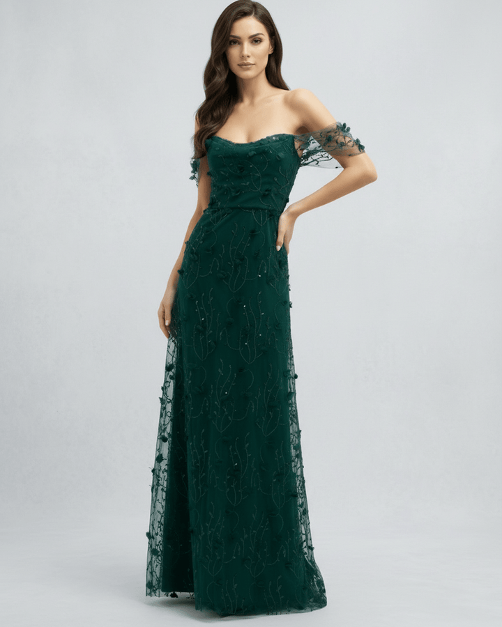 Moda mujer: Vestido maxi verde con hombros descubiertos, estilo romántico y chic, ideal para fiesta o evento formal.