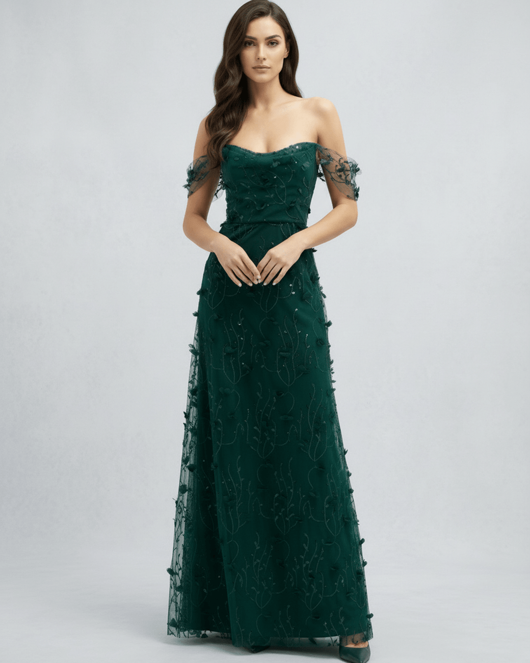 Elegante vestido maxi verde esmeralda para mujer, con hombros descubiertos, perfecto para gala y ocasiones formales.