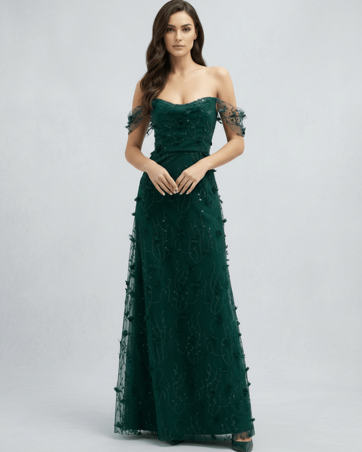 Elegante vestido maxi verde esmeralda para mujer, con hombros descubiertos, perfecto para gala y ocasiones formales.