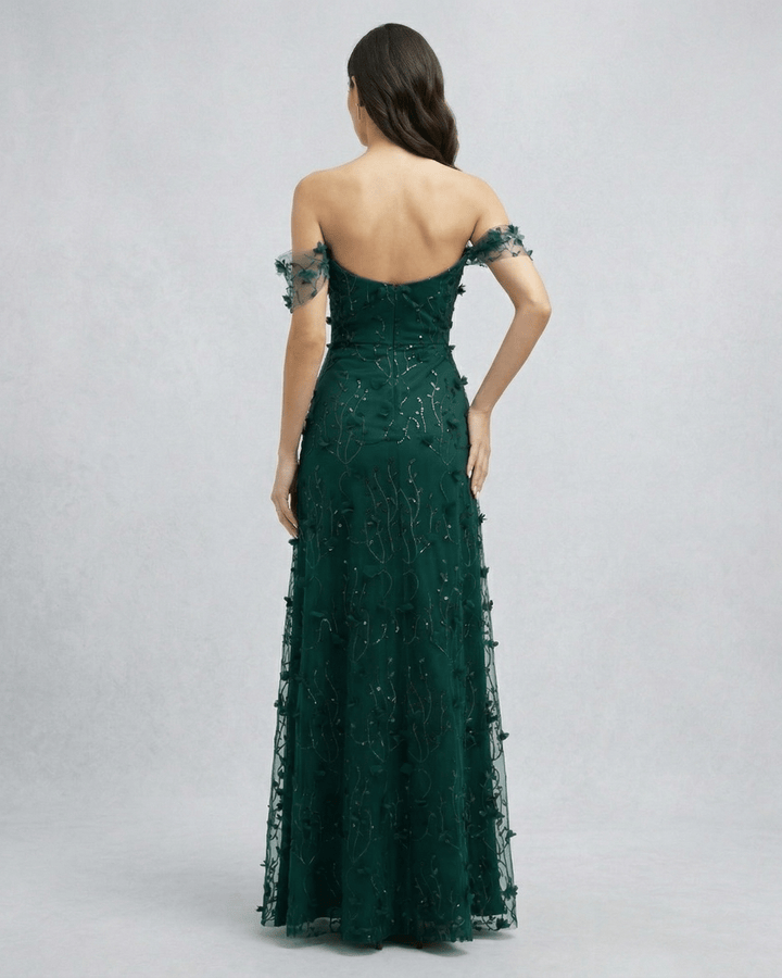 Vestido maxi verde de noche, formal y sofisticado, con diseño de hombros descubiertos para eventos y celebraciones.