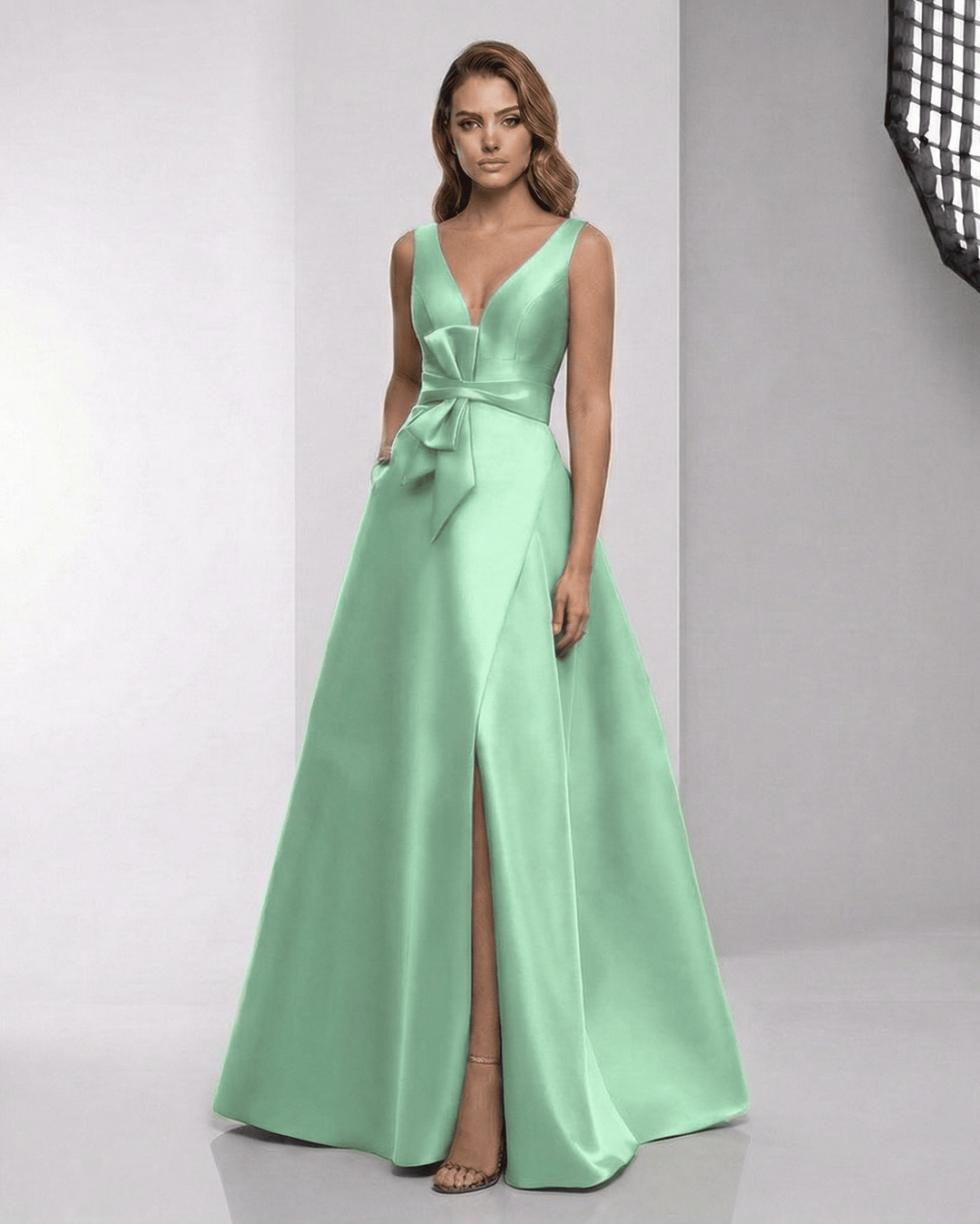 Vestido maxi blanco elegante para mujer con escote V y silueta A. Ideal para fiestas o invitada de boda formal.