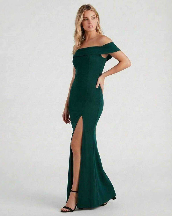 Vestido maxi blanco de mujer con hombros descubiertos, corte lateral. Un look elegante y veraniego para cóctel.
