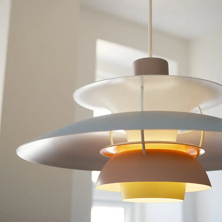 Moderna lámpara de techo LED con luz regulable para sala de estar.