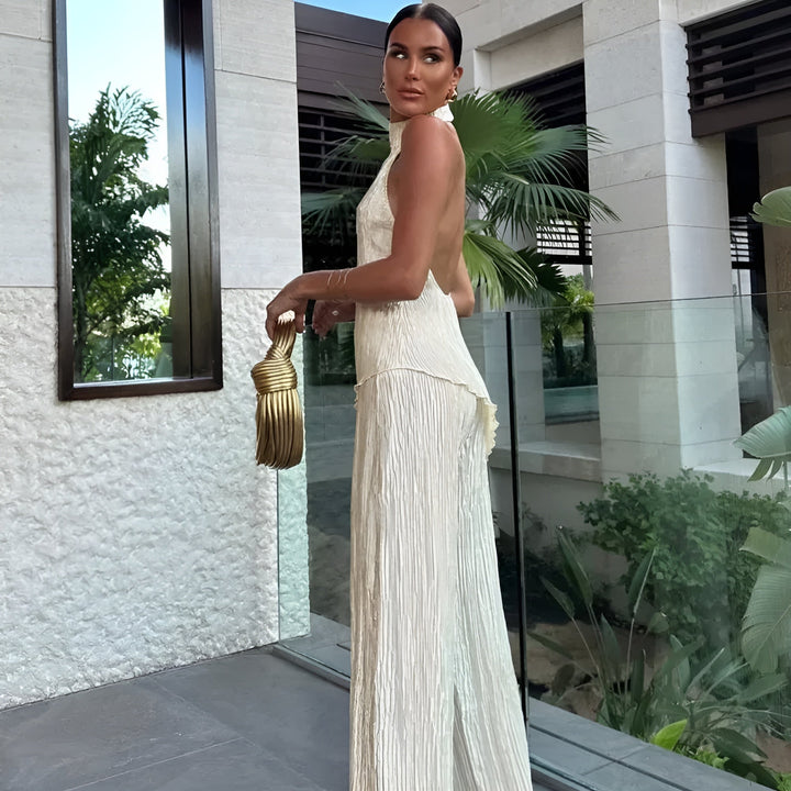 Jumpsuit de mujer estilo halter con pliegues, pierna ancha y color beige. Perfecto para eventos de moda y verano.