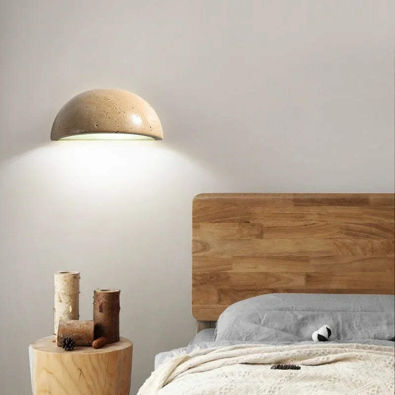 Luminaria LED de pared de piedra natural, ideal para crear ambiente en pasillos o salones. Decoración única.