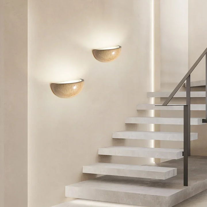 Luz de pared LED decorativa con diseño único de piedra. Perfecta para iluminar y modernizar cualquier estancia.