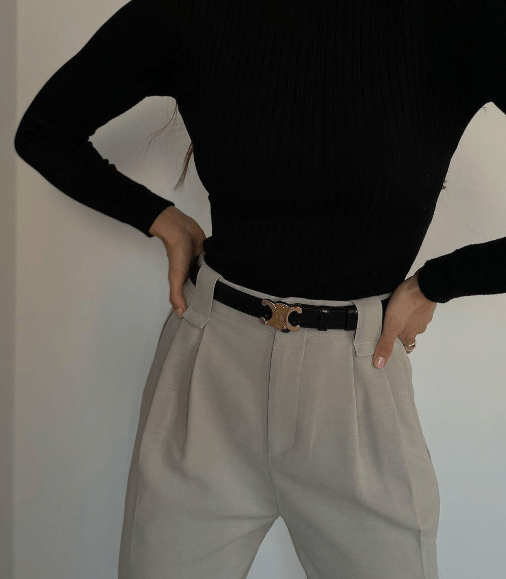 Cinturón femenino de vestir, negro con hebilla dorada, ideal para complementar atuendos.