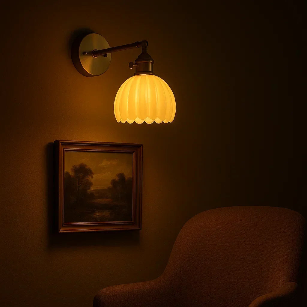 Luminaria de pared vintage, pantalla de vidrio de tulipán, perfecta para decoración floral y luz retro en casa.