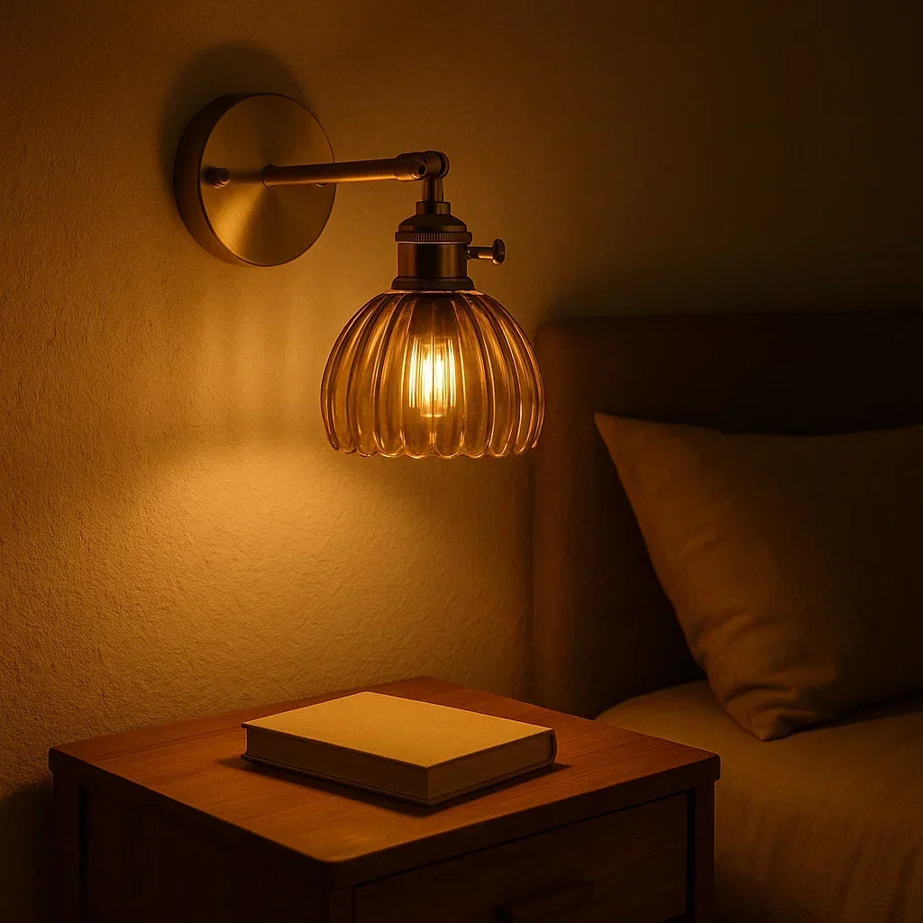 Lámpara de pared retro de vidrio tallado con forma de tulipán, ilumina con estilo vintage y encanto floral.