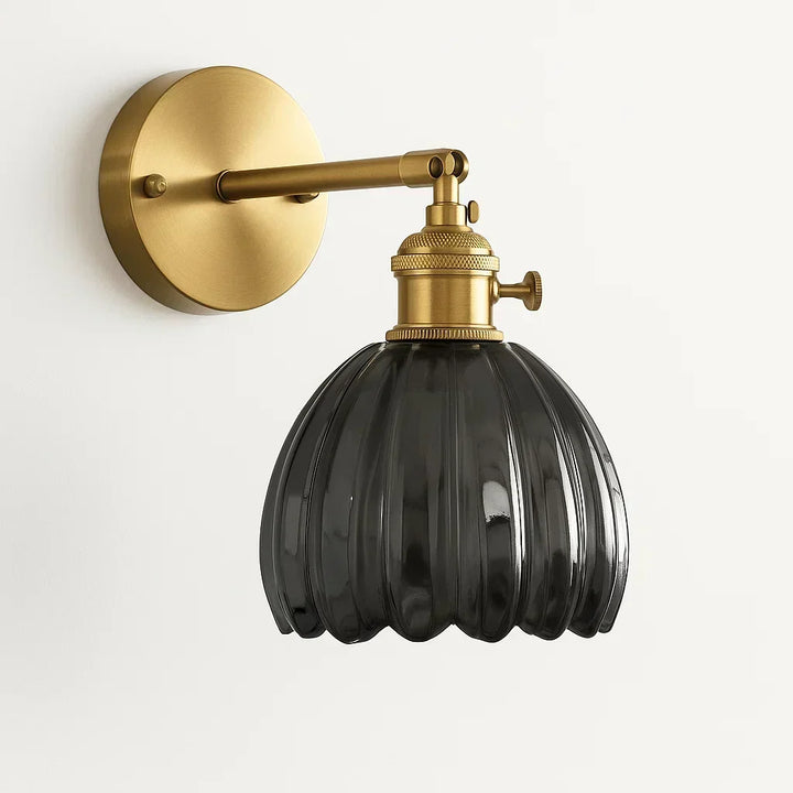 Aplique de pared vintage con forma de tulipán de vidrio, aporta luz cálida y decoración floral a cualquier habitación.