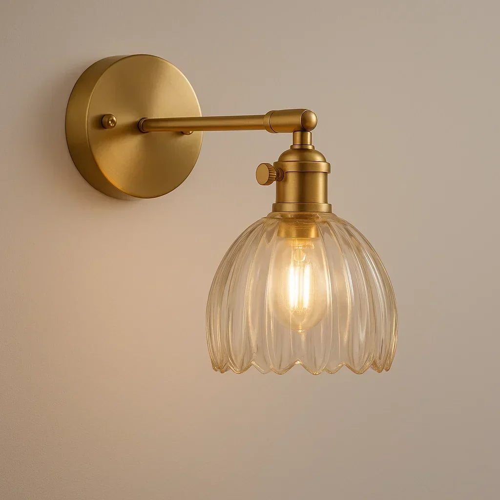 Lámpara de pared decorativa vintage con diseño de tulipán de vidrio, perfecta para estilo retro en tu hogar.