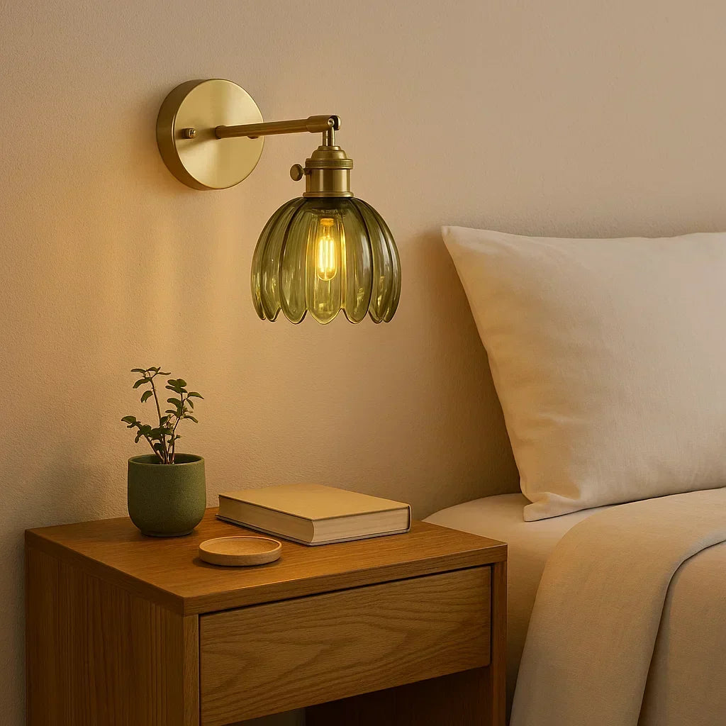 Foco de pared retro con pantalla de vidrio en forma de tulipán, ilumina y decora espacios interiores con encanto.