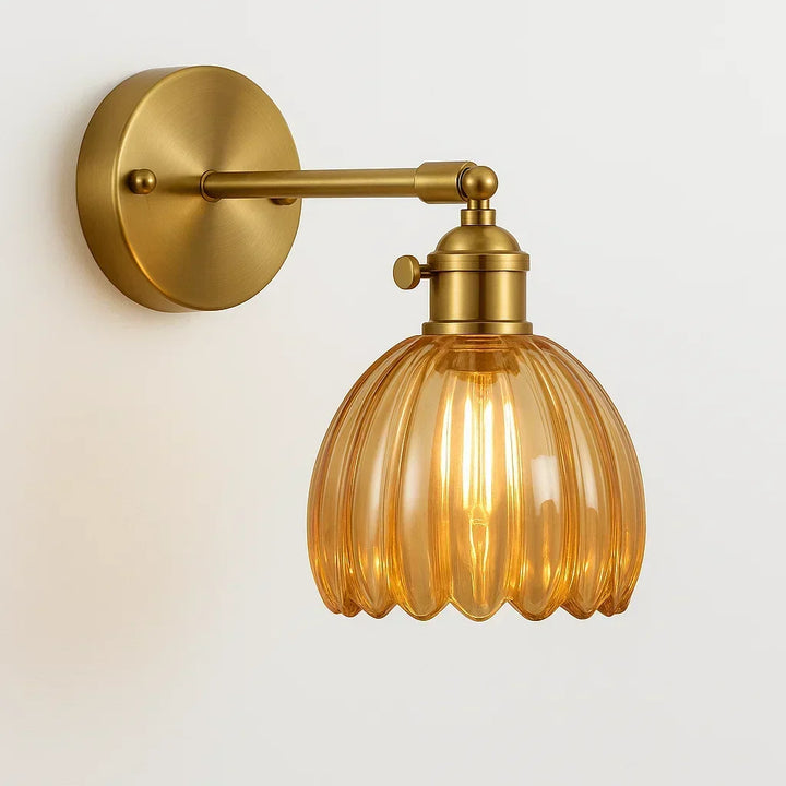 Lámpara retro de pared, diseño de tulipán en vidrio para iluminación hogareña, crea un ambiente vintage y acogedor.