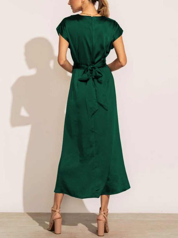 Modelo luciendo vestido midi Feline, elegante y formal, ideal para fiesta de noche.