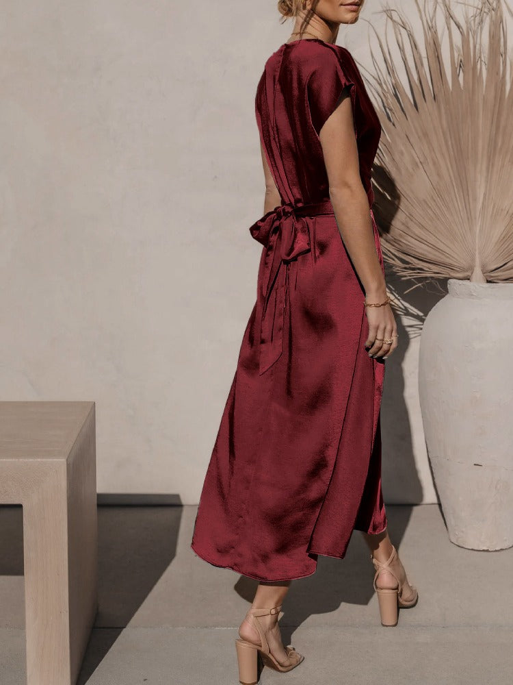 Silueta estilizada de mujer con vestido de noche midi Feline, elegante para fiesta.
