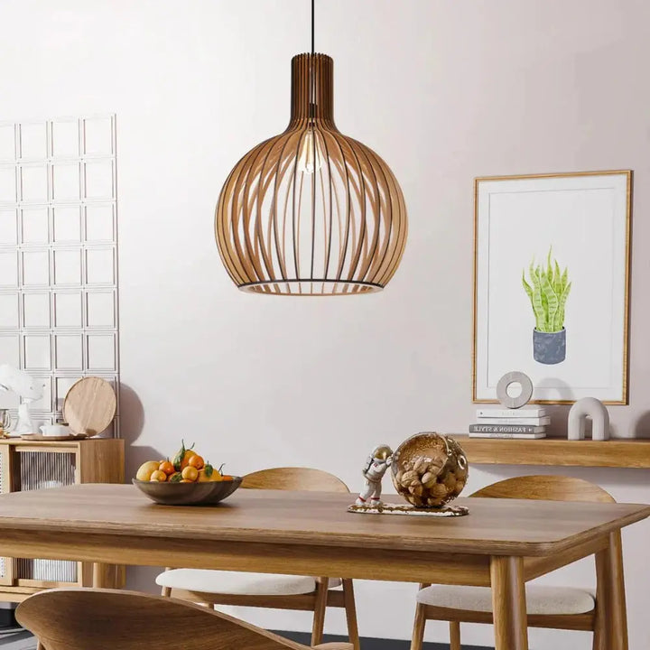 Diseño escandinavo: lámpara colgante de madera natural con altura ajustable, perfecta para iluminación moderna.