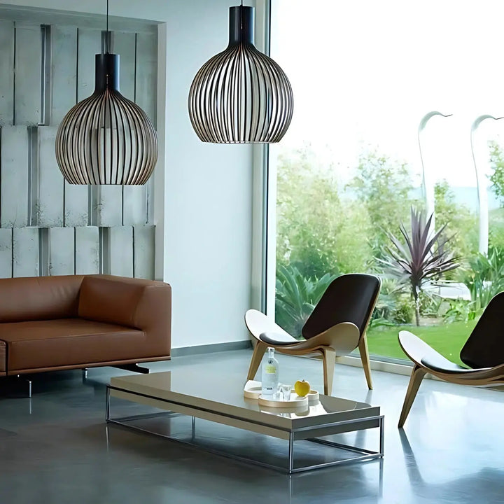 Moderna lámpara colgante de madera clara, ajustable, estilo escandinavo para iluminación ambiental en cualquier hogar.