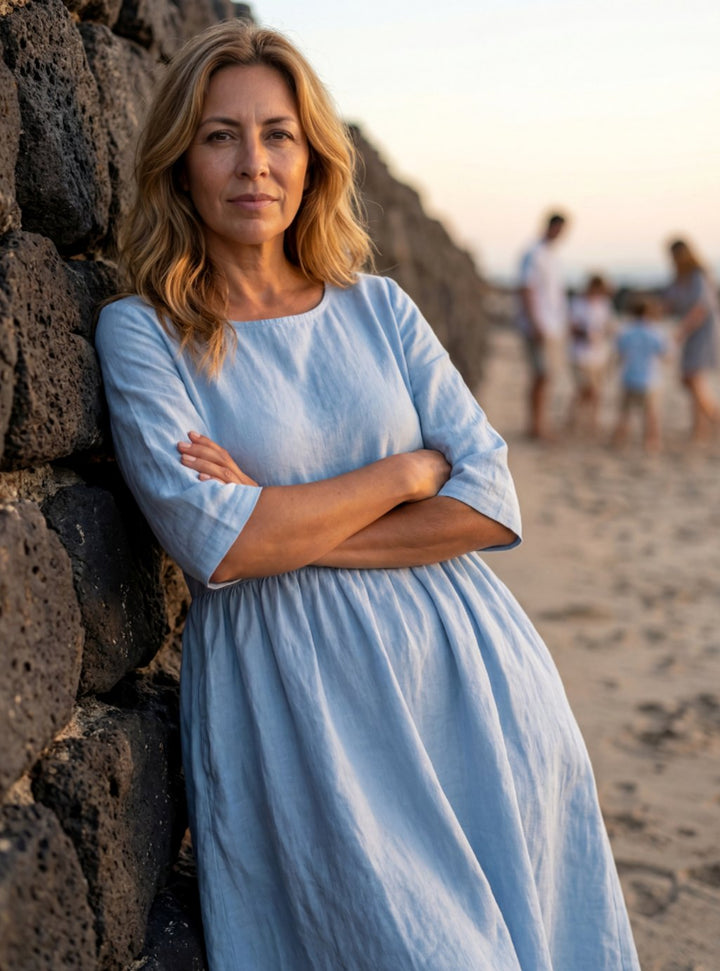 Elegante vestido midi de lino azul para mujer, con manga media y cuello redondo. Perfecto para ropa casual de verano.